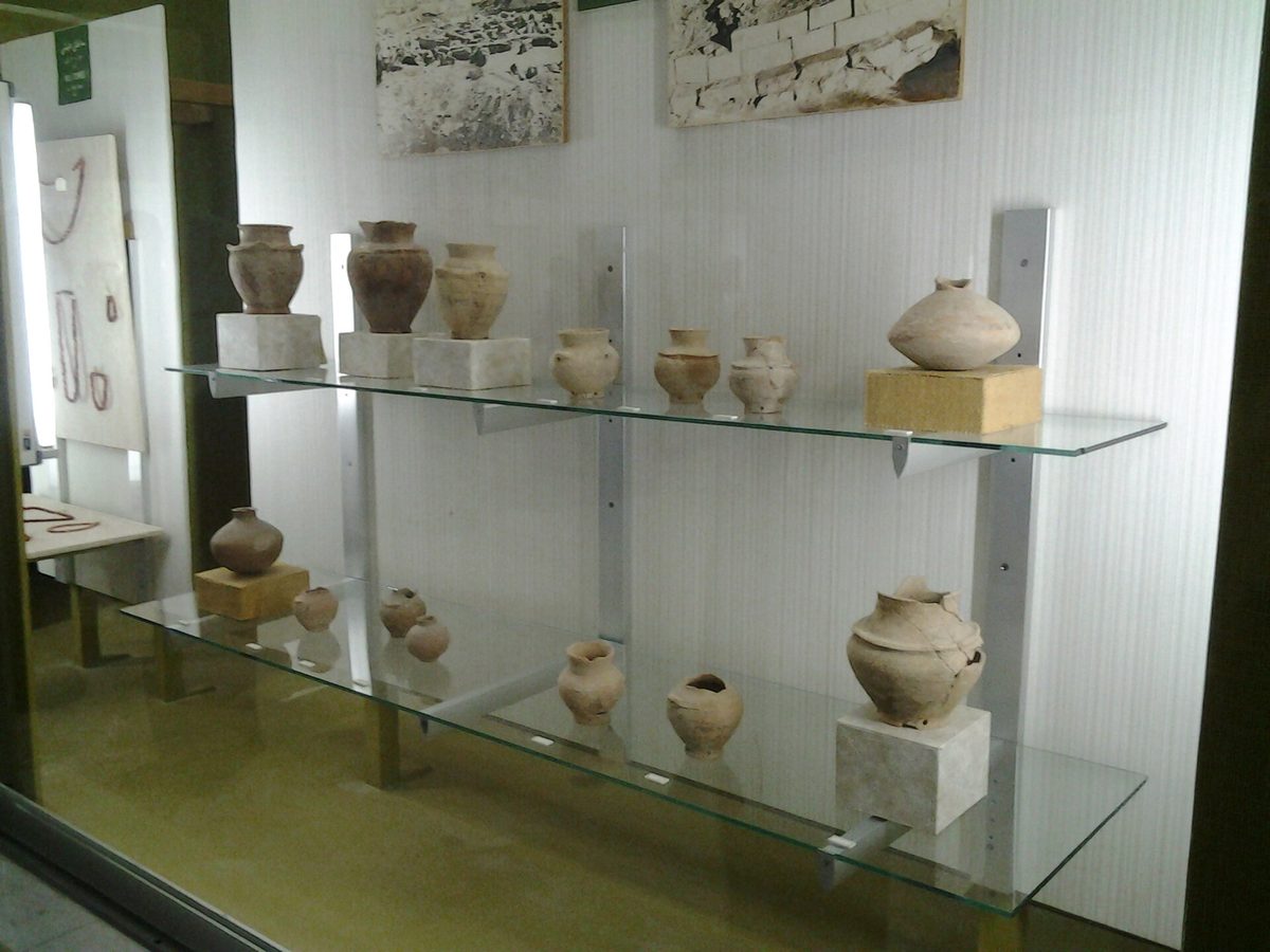 Al Ain National Museum — Ancient Pottery.jpg