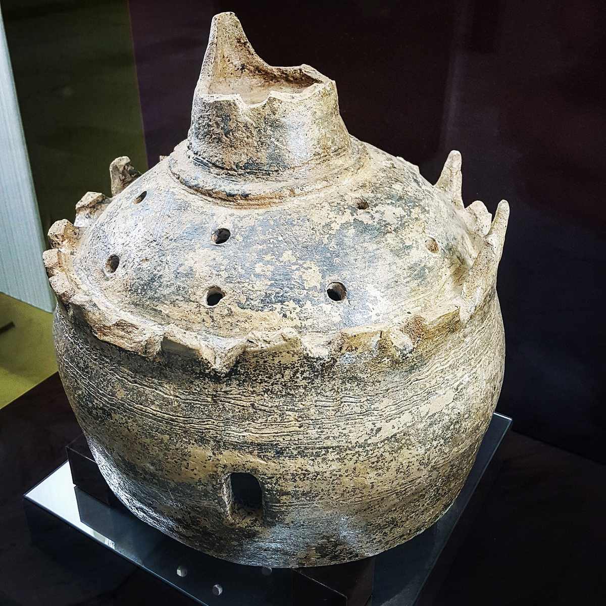 Al Ain National Museum — Iron Age Pot From Bidaa Bint Saud.jpg