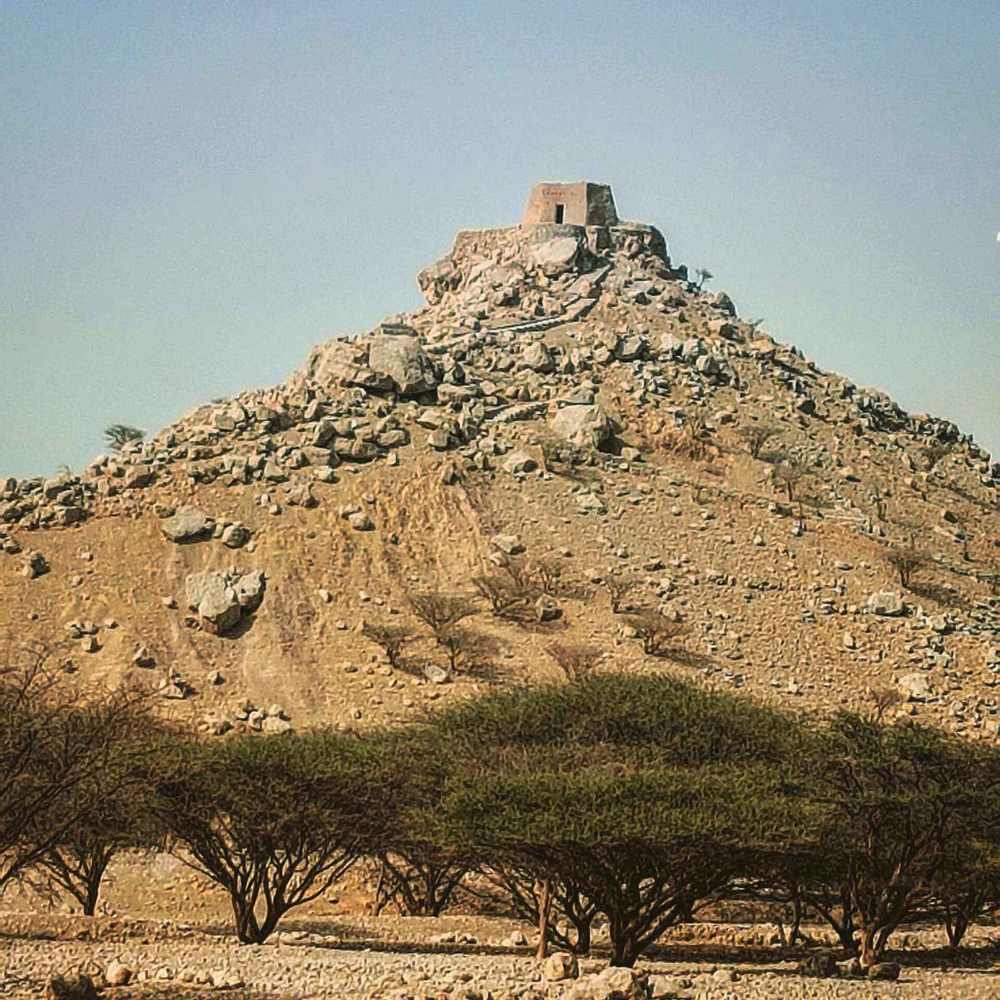 Dayah — Dhayah Fort showing hilltop location.jpg