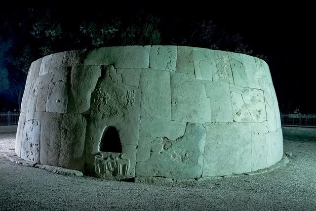 Grand tomb