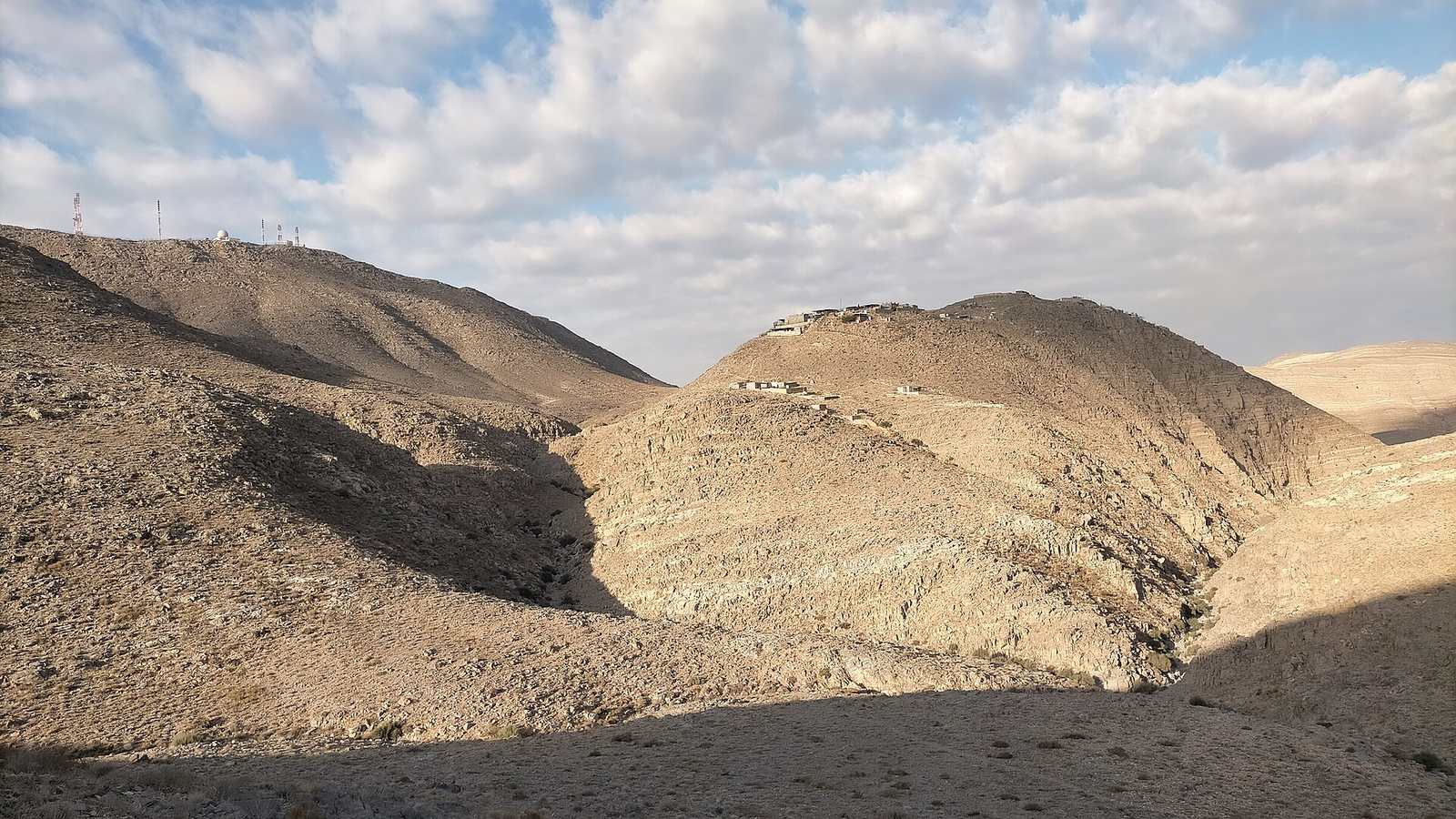 Jabal Dardur — View of the ravine formed by the upper course of the Wadi Madnan.jpg