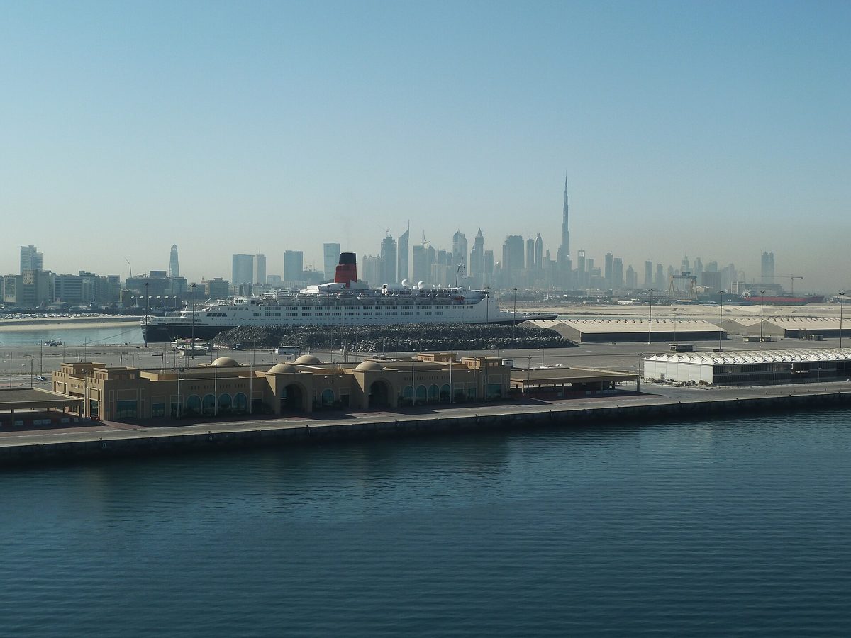 Queen Elizabeth 2 Museum — Dubai - Queen Elizabeth 2 vor der Skyline von Dubai – gesehen vom Port Rashid aus - panoramio.jpg