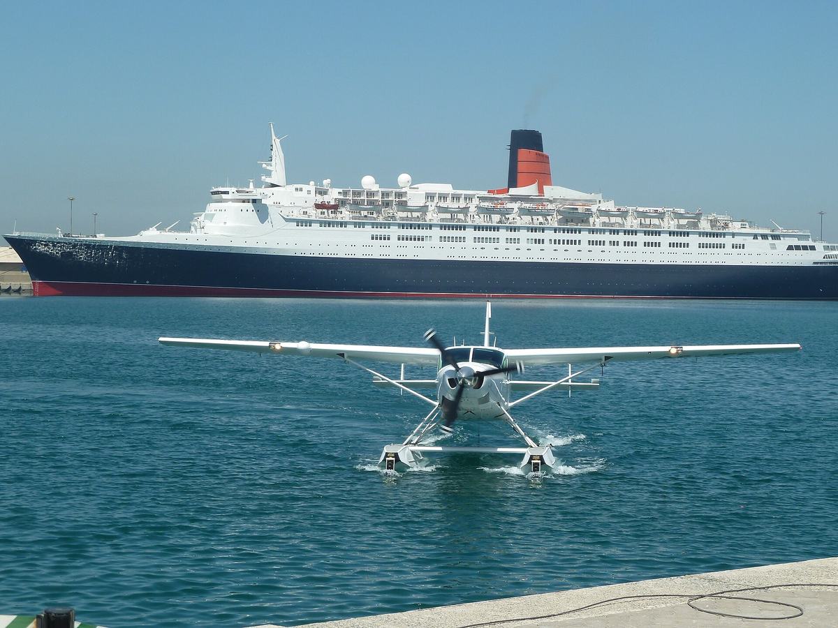 Queen Elizabeth 2 Museum — Dubai - Die Queen Elizabeth 2 ankert für immer in Dubai und wird zum Hotel umgebaut - panoramio.jpg