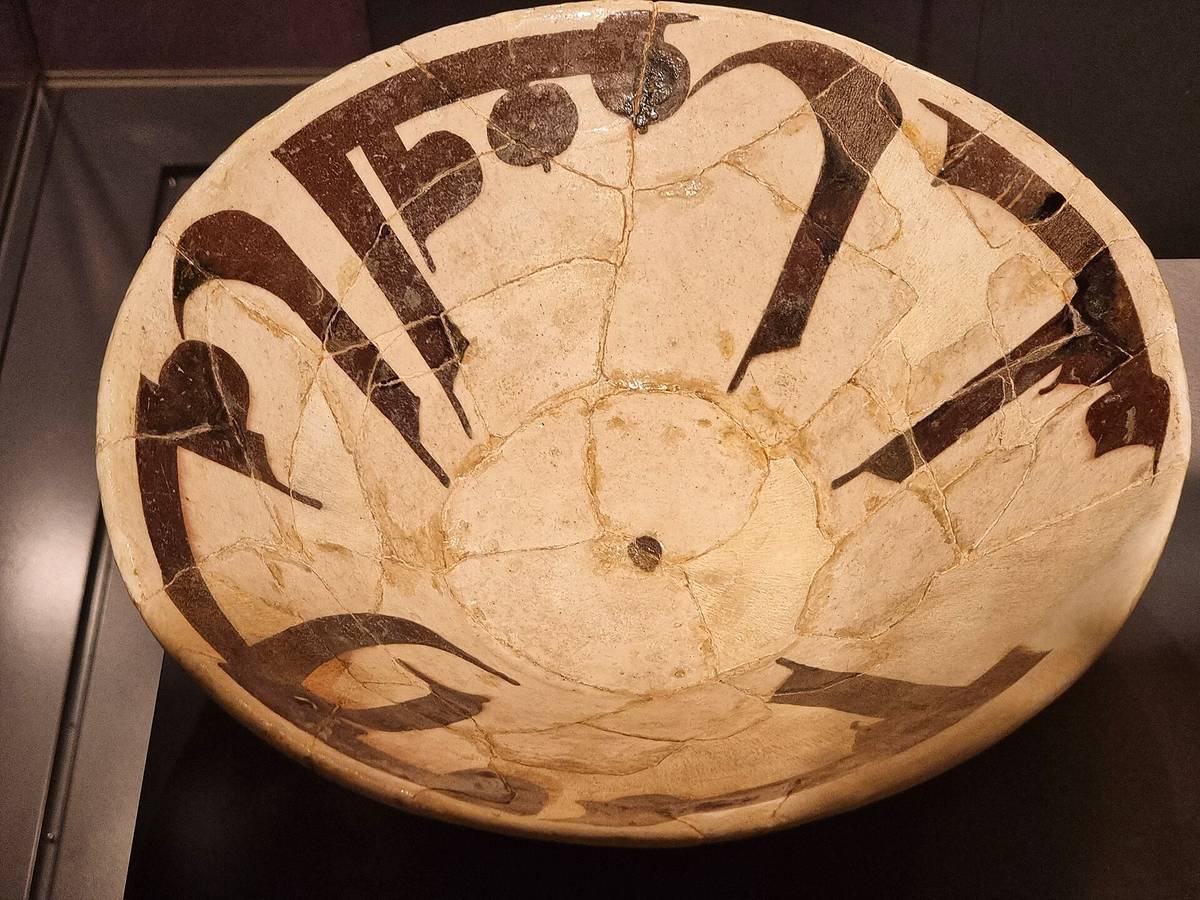 Sharjah Museum of Islamic Civilization — Bowl with Kufic script, Iran, 10th-12th cents., Sharjah Museum of Islamic Civilization, UAE.jpg
