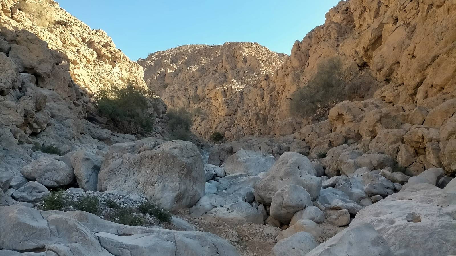 Wādī Awsāq — Another stretch of gorge in the middle course of the Wadi Awsaq, a tributary of the Wadi Tawiyayn - Emirate of Fujairah.jpg