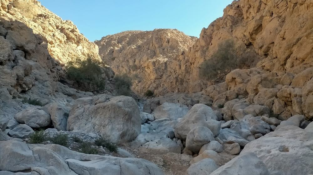 Wādī Awsāq — Another stretch of gorge in the middle course of the Wadi Awsaq, a tributary of the Wadi Tawiyayn - Emirate of Fujairah.jpg